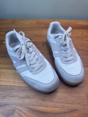 Lucky Step Casual White & Light Gray Lace-Up Sneakers